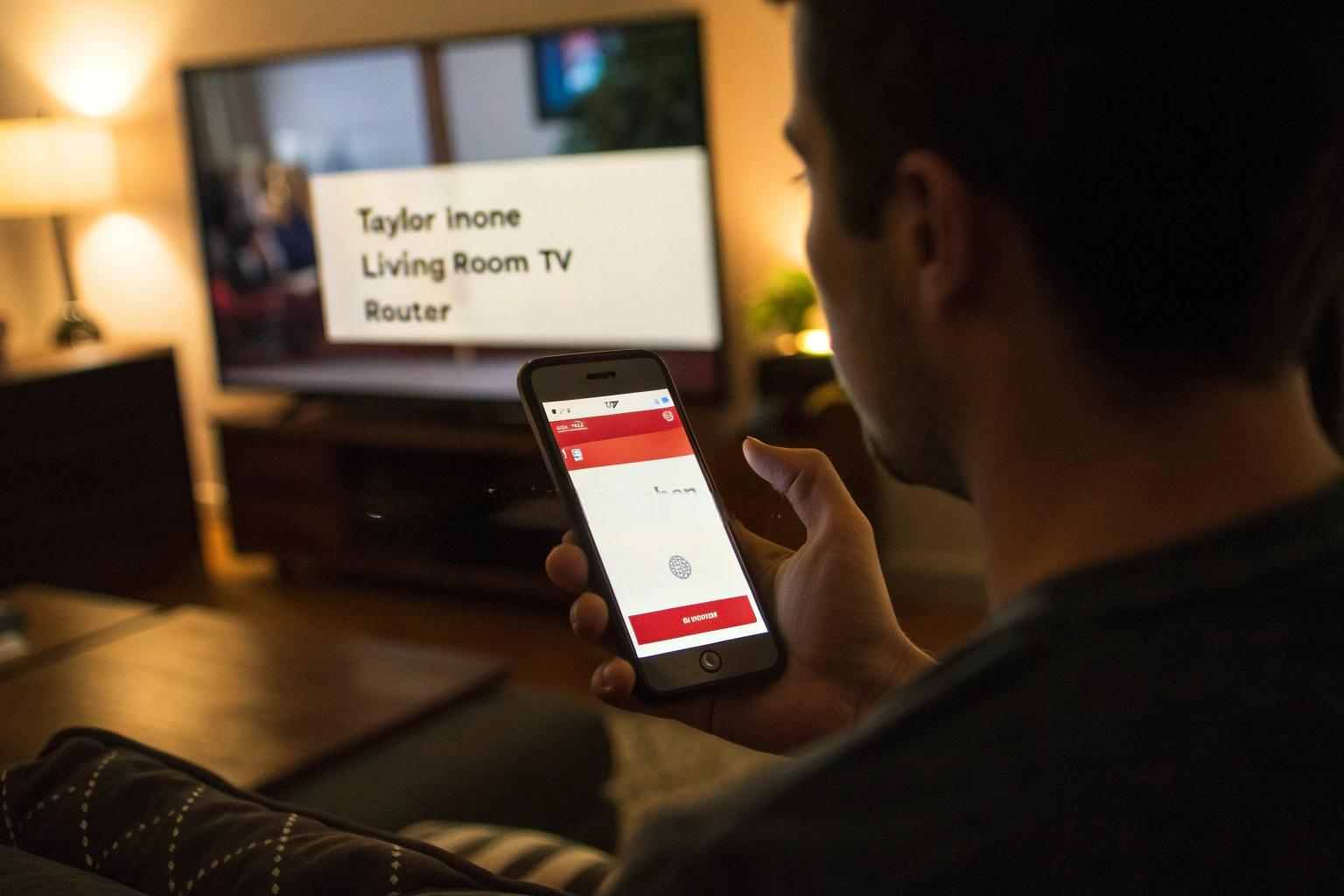 Una mano che tiene uno smartphone con un'app di scansione di rete che mostra un dispositivo sospetto