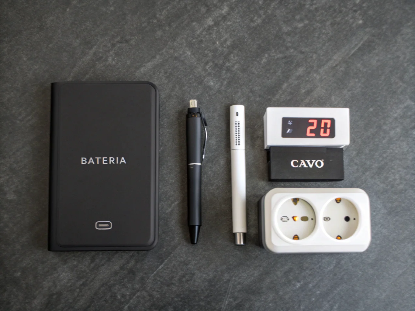 Esempi di telecamere spia a batteria come penne e orologi e telecamere a cavo come caricatori e prese a muro