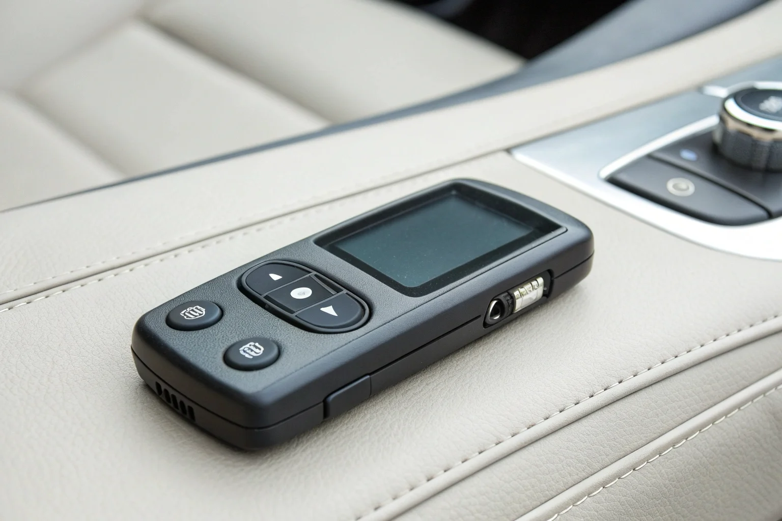 Internal backup battery circuit for vehicle GPS trackers