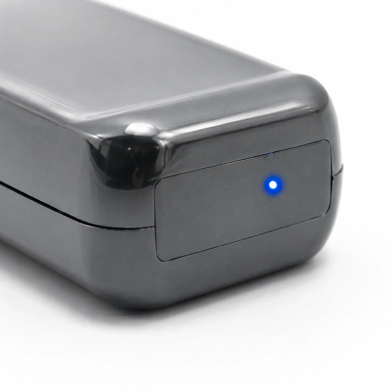 Dettaglio dell'obiettivo e area indicatore della telecamera spia pen drive USB QZT F5