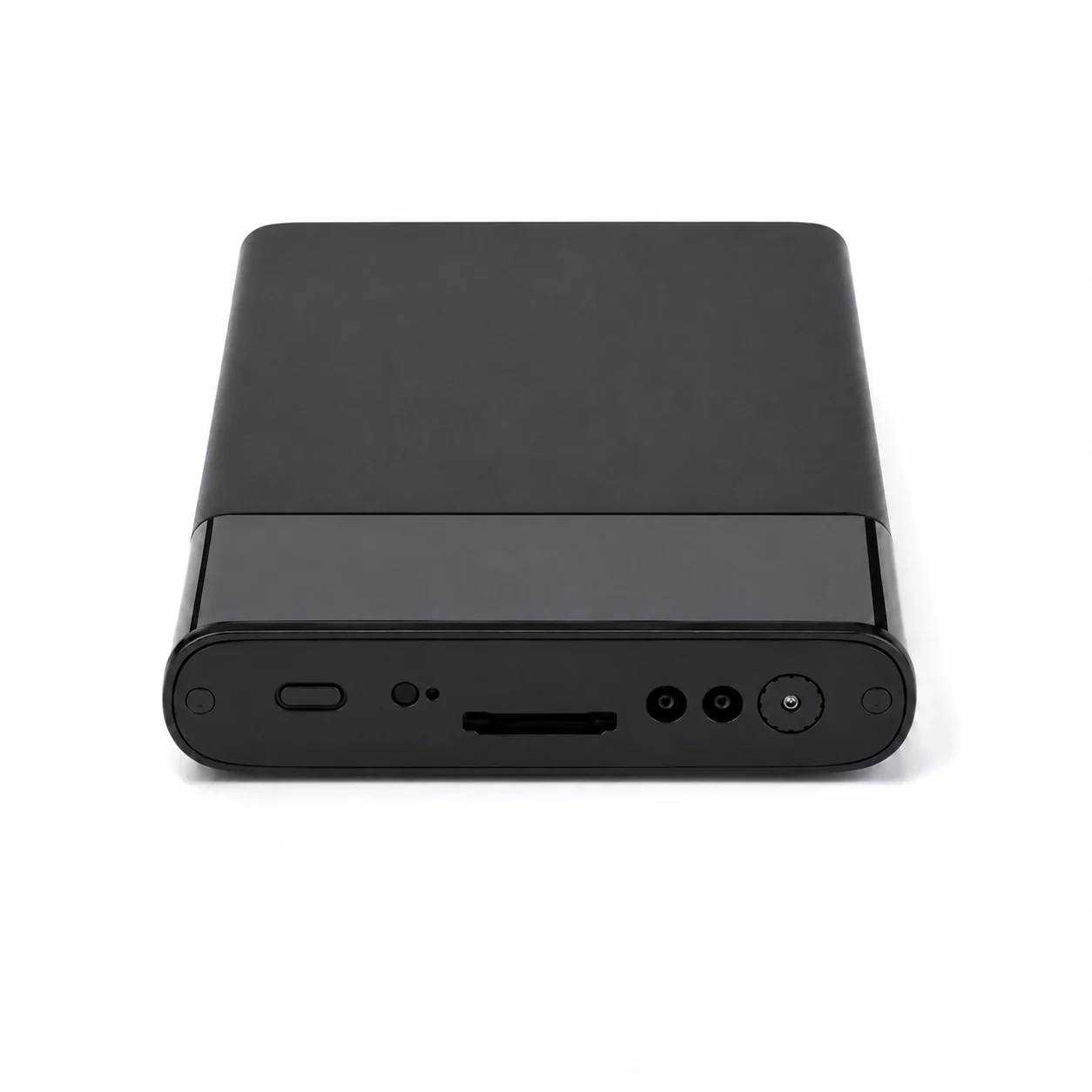 Primo piano dell'obiettivo e delle porte della fotocamera power bank QZT H20