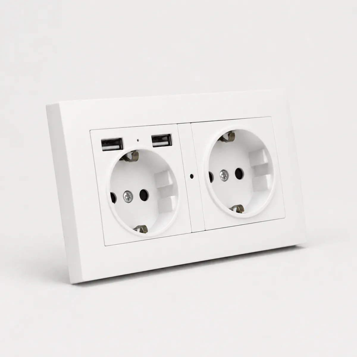 Imagen de estilo de vida cuadrada de la cámara oculta WiFi para enchufe S3 para la galería de productos al por mayor