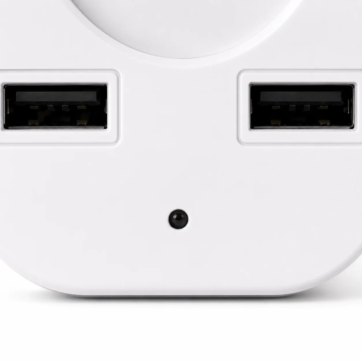 Primo piano della lente della telecamera nascosta QZT S3 WiFi presa EU