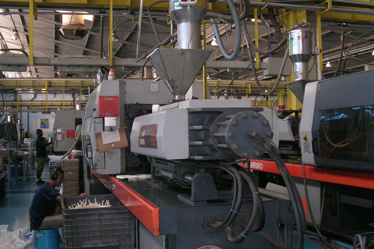 Injection molding machine for custom plastic parts