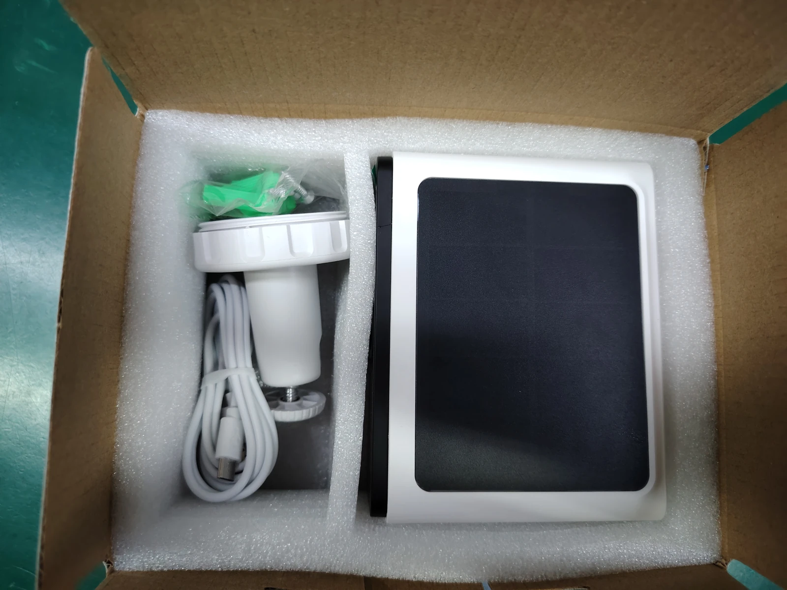 P2A-T 3MP Solar WiFi Security Camera supplied package