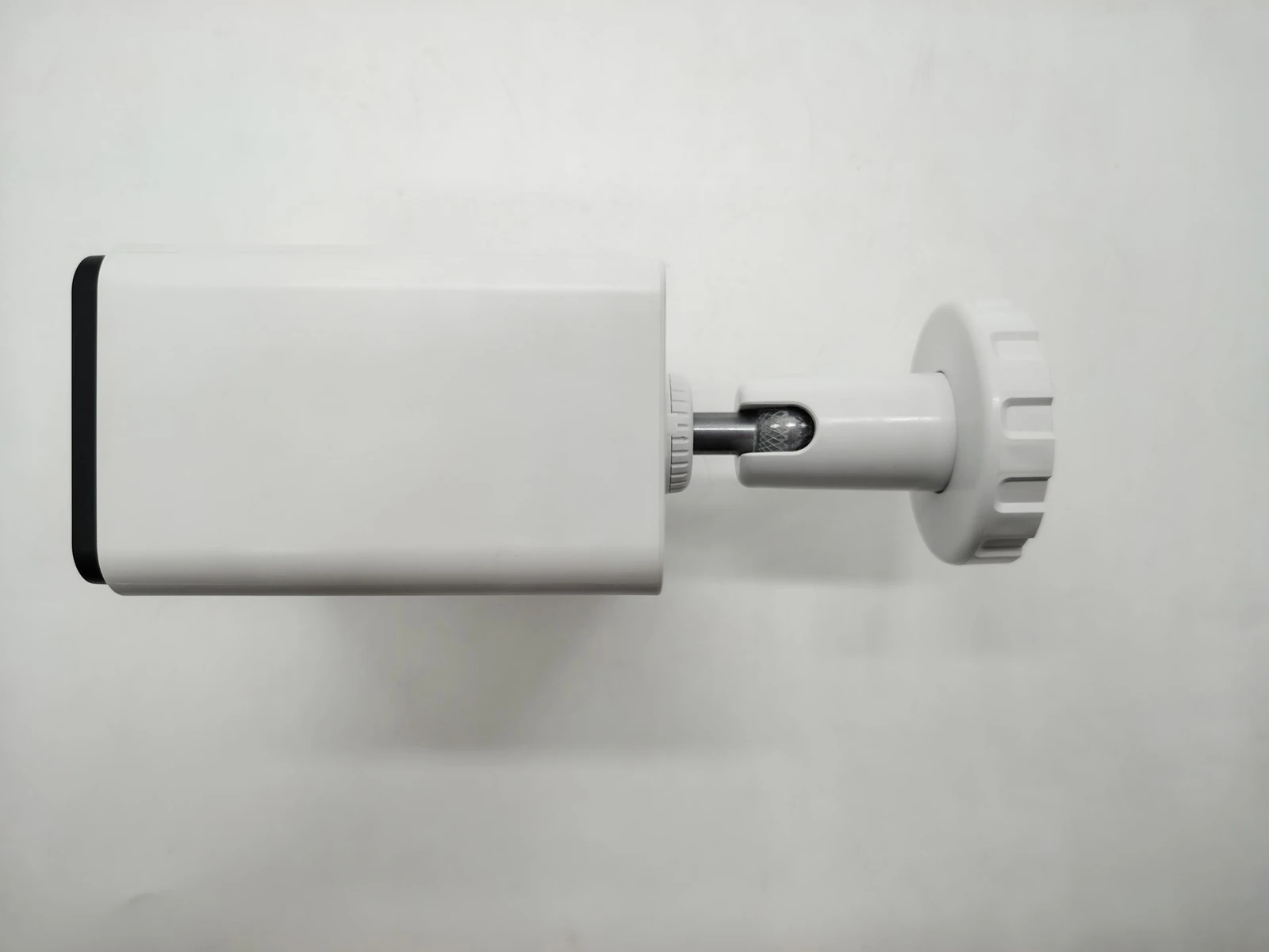 P2A-T 3MP Solar WiFi Security Camera side and mounting bracket