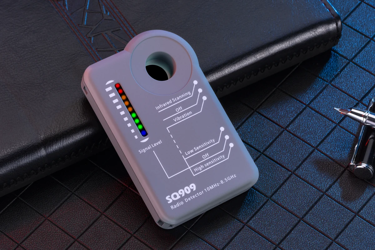 SQ909 signal-level lights and two sensitivity controls