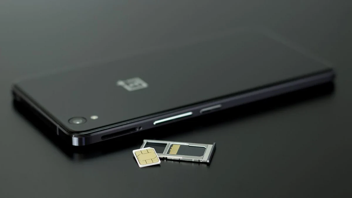 Smartphone and SIM card used to illustrate GF-07 mobile-network checks
